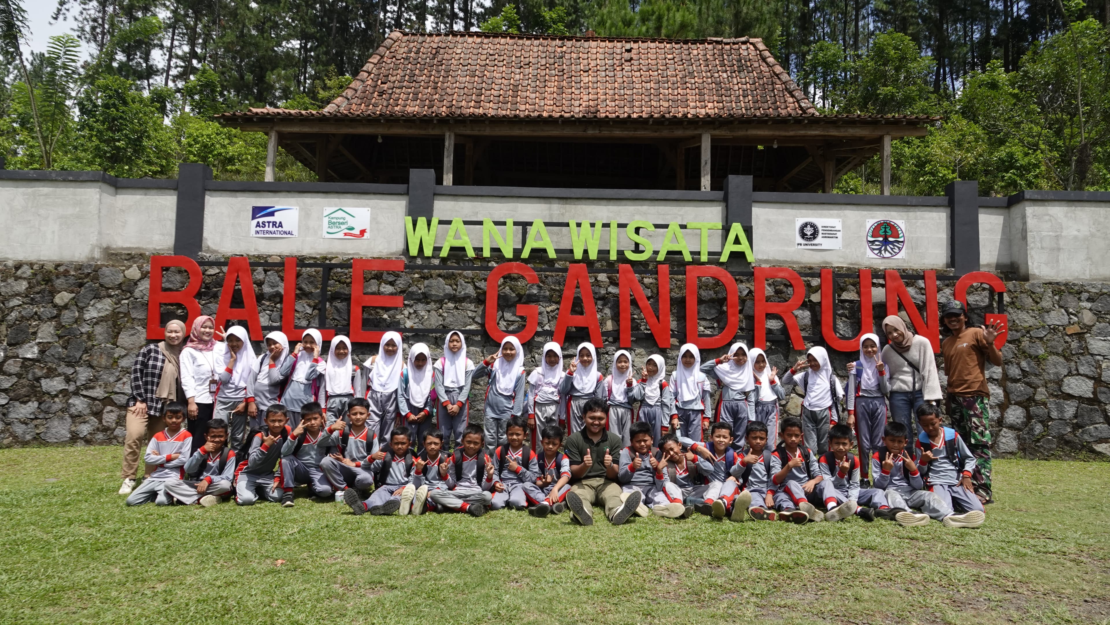 DPMA IPB Kenalkan Pentingnya Edukasi Lingkungan Hidup ke Siswa SDN 03 Gambuhan di Wana Wisata Bale Gandrung